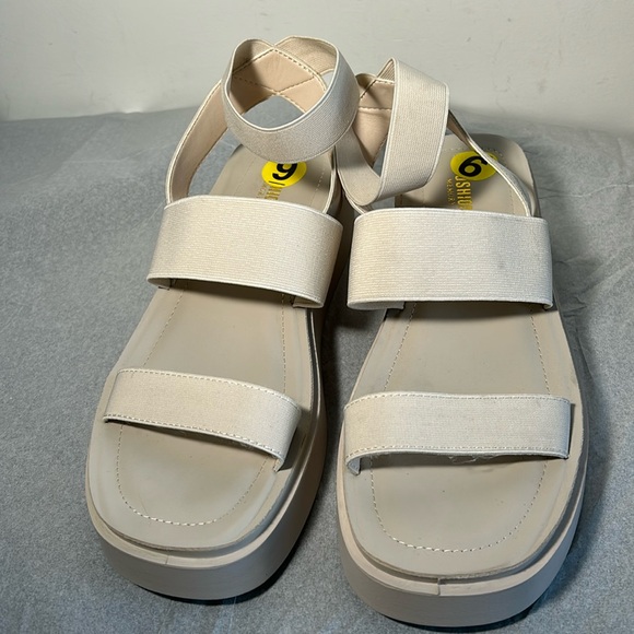 Cushionaire, Woman’s Size 9 Ivory Pixar Stretch Platform Sandals - Picture 2 of 7